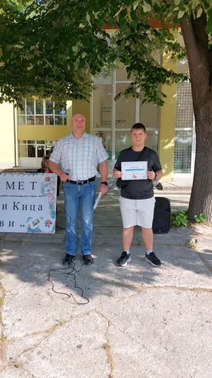 Грамоти за изявени ученици и спортни състезания за патронния празник на ПГМЕТ в Хасково