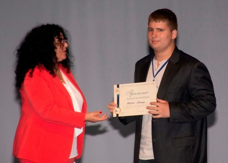 Ученик от ПГМЕТ спечели награда на конкурса „Сиянието на саможертвата“!