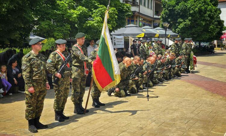 С падане на колене смолянчани се поклониха пред паметта  на Христо Ботев и загиналите за свободата