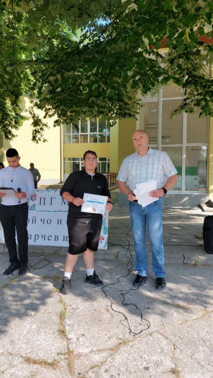 Грамоти за изявени ученици и спортни състезания за патронния празник на ПГМЕТ в Хасково