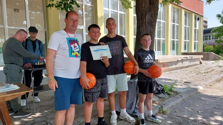 Грамоти за изявени ученици и спортни състезания за патронния празник на ПГМЕТ в Хасково