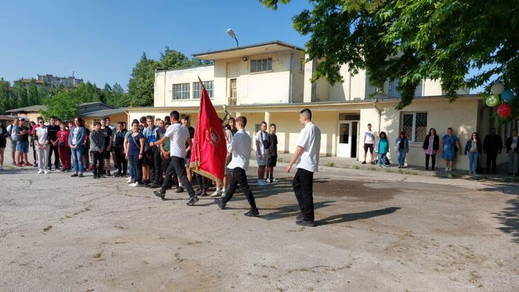 Грамоти за изявени ученици и спортни състезания за патронния празник на ПГМЕТ в Хасково