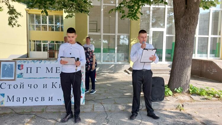 Грамоти за изявени ученици и спортни състезания за патронния празник на ПГМЕТ в Хасково