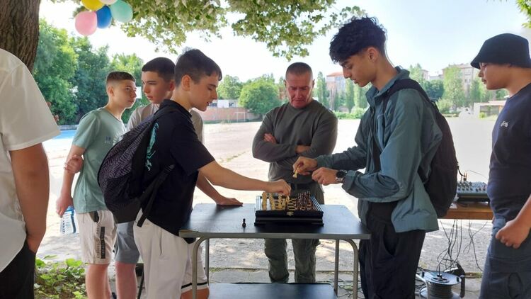 Грамоти за изявени ученици и спортни състезания за патронния празник на ПГМЕТ в Хасково