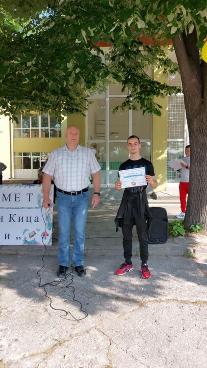 Грамоти за изявени ученици и спортни състезания за патронния празник на ПГМЕТ в Хасково