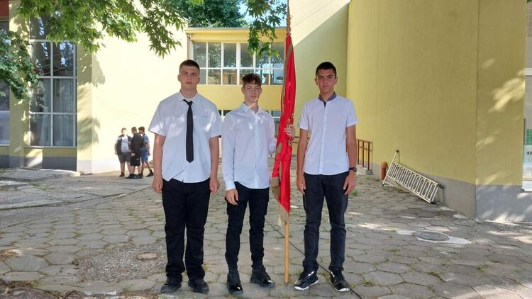 Грамоти за изявени ученици и спортни състезания за патронния празник на ПГМЕТ в Хасково