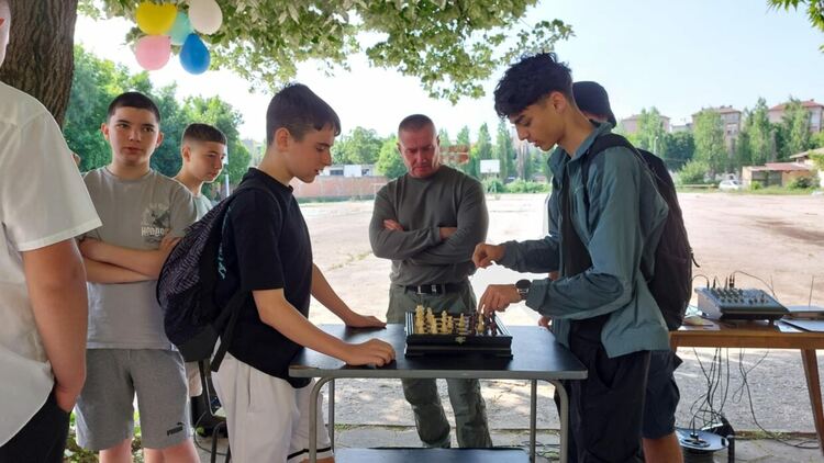 Грамоти за изявени ученици и спортни състезания за патронния празник на ПГМЕТ в Хасково