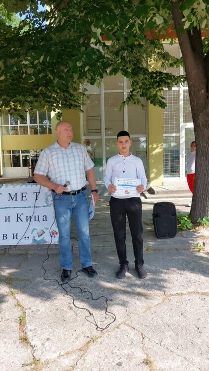 Грамоти за изявени ученици и спортни състезания за патронния празник на ПГМЕТ в Хасково
