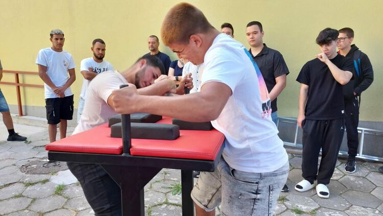 Грамоти за изявени ученици и спортни състезания за патронния празник на ПГМЕТ в Хасково