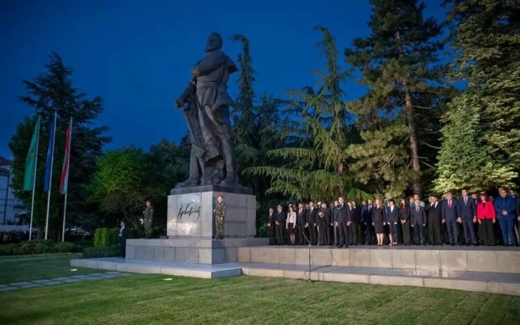 Честванията започнаха още вчера с поклонение във Враца, където няколко дни по-рано паметникът на Христо Ботев бе върнат на мястото му след реставриране.