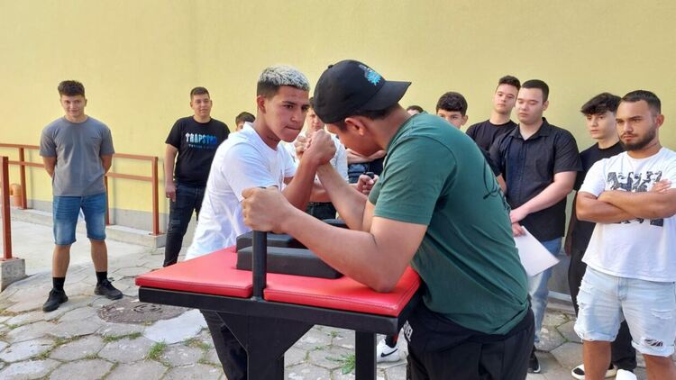 Грамоти за изявени ученици и спортни състезания за патронния празник на ПГМЕТ в Хасково