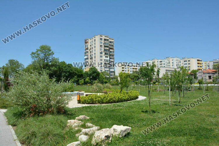 Хасковлия: Младежи чупят лампи, пейки и съоръжения в парка зад ДНА