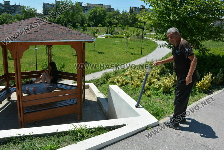 Хасковлия: Младежи чупят лампи, пейки и съоръжения в парка зад ДНА