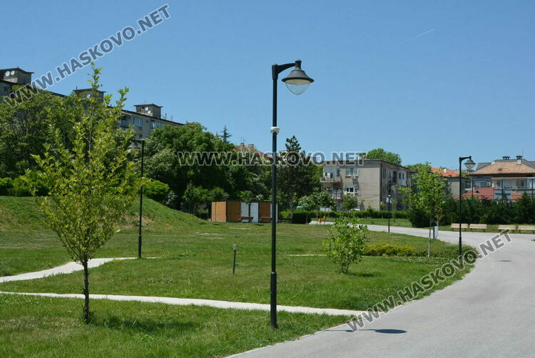 Хасковлия: Младежи чупят лампи, пейки и съоръжения в парка зад ДНА