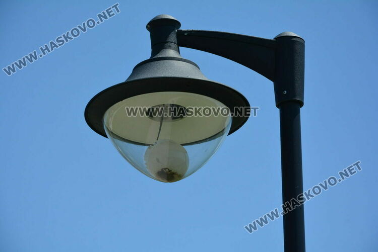 Хасковлия: Младежи чупят лампи, пейки и съоръжения в парка зад ДНА