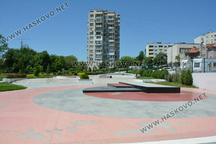 Хасковлия: Младежи чупят лампи, пейки и съоръжения в парка зад ДНА