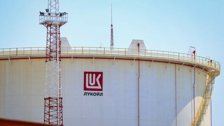 КЗП започва спешна проверка на цените на „Лукойл“