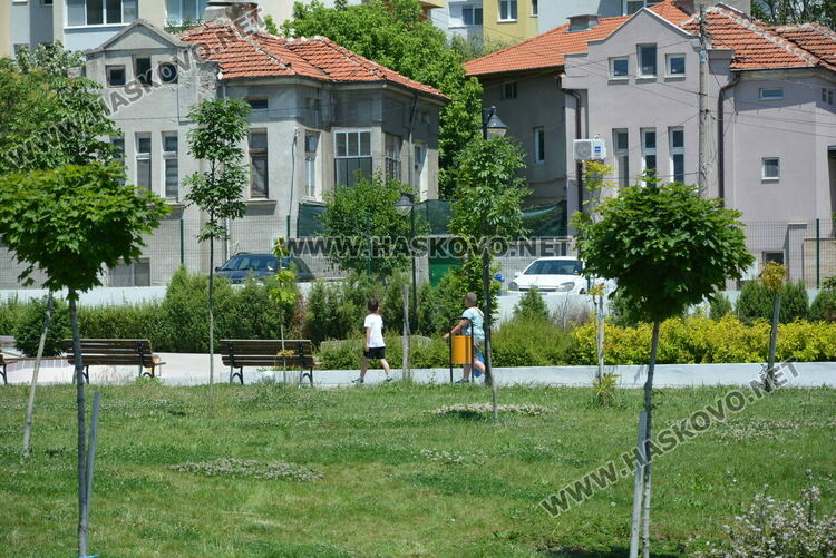 Хасковлия: Младежи чупят лампи, пейки и съоръжения в парка зад ДНА