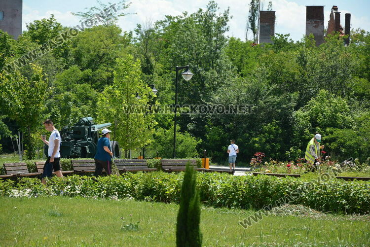 Хасковлия: Младежи чупят лампи, пейки и съоръжения в парка зад ДНА