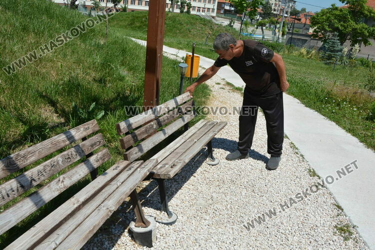 Хасковлия: Младежи чупят лампи, пейки и съоръжения в парка зад ДНА