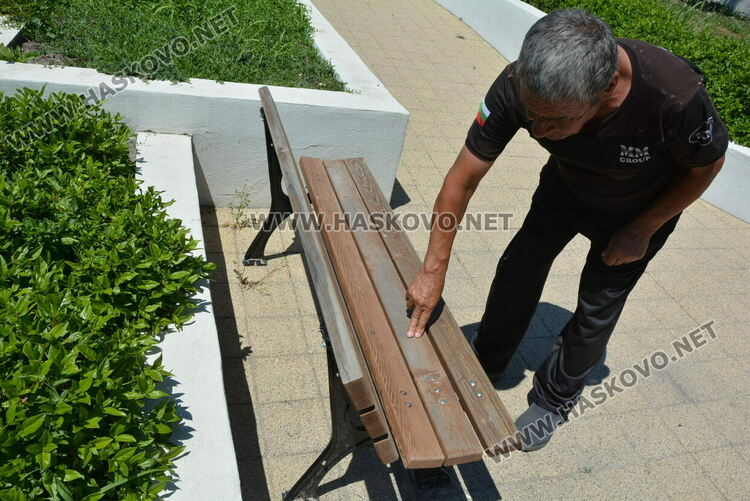 Хасковлия: Младежи чупят лампи, пейки и съоръжения в парка зад ДНА