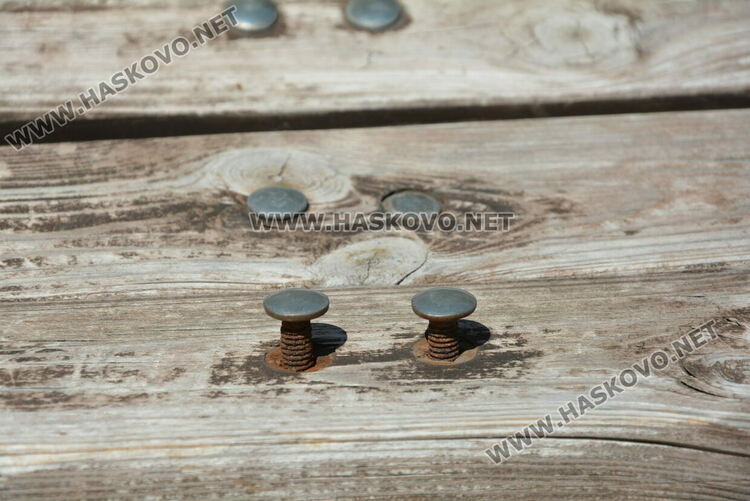 Хасковлия: Младежи чупят лампи, пейки и съоръжения в парка зад ДНА