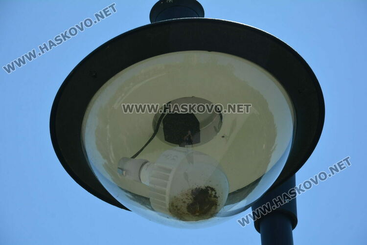 Хасковлия: Младежи чупят лампи, пейки и съоръжения в парка зад ДНА