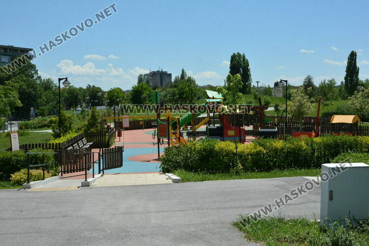 Хасковлия: Младежи чупят лампи, пейки и съоръжения в парка зад ДНА