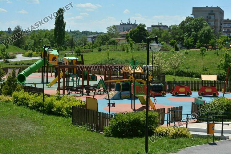 Хасковлия: Младежи чупят лампи, пейки и съоръжения в парка зад ДНА