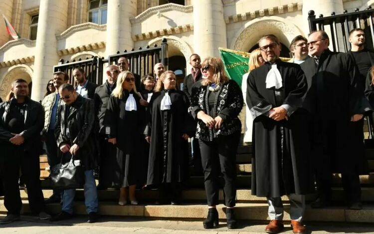 Адвокати ще протестират и пред съдебните палати