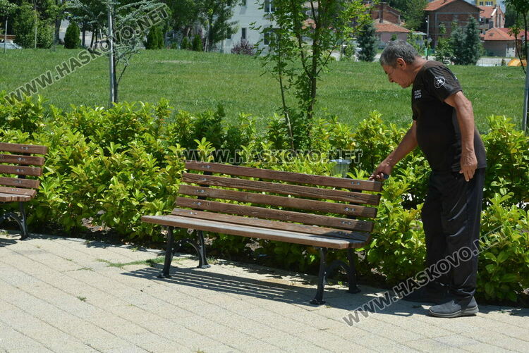 Хасковлия: Младежи чупят лампи, пейки и съоръжения в парка зад ДНА