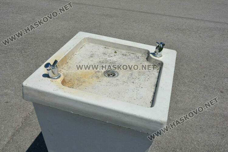 Хасковлия: Младежи чупят лампи, пейки и съоръжения в парка зад ДНА