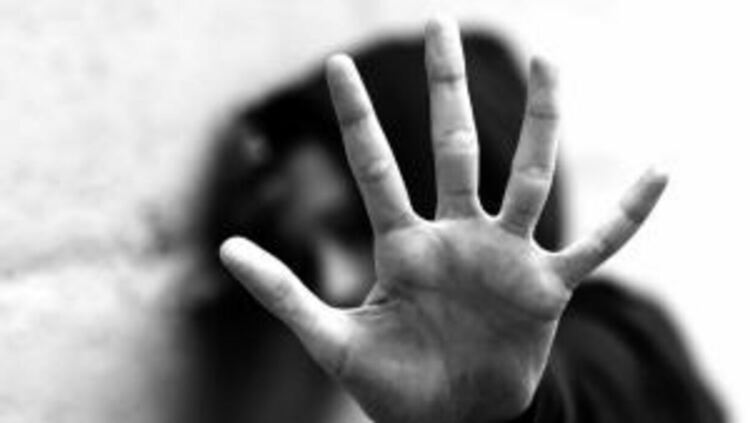 Мъж е обвинен в насилие над майката на децата си