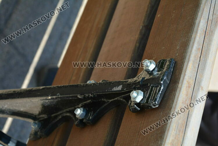 Хасковлия: Младежи чупят лампи, пейки и съоръжения в парка зад ДНА