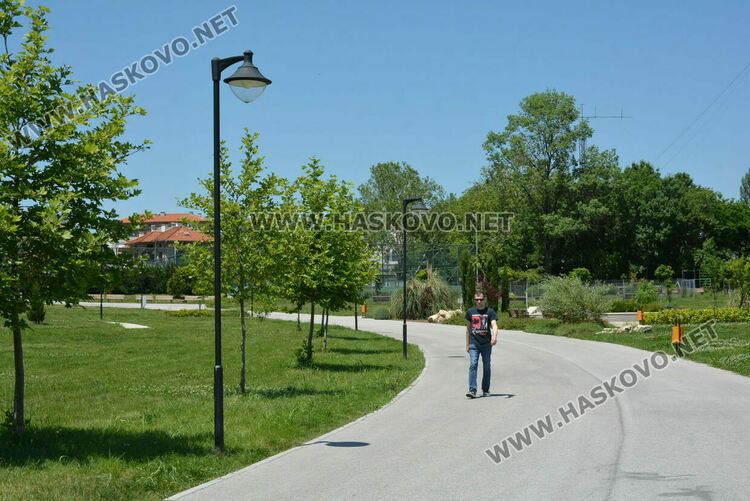 Хасковлия: Младежи чупят лампи, пейки и съоръжения в парка зад ДНА