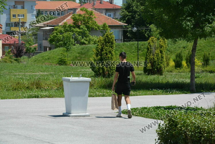 Хасковлия: Младежи чупят лампи, пейки и съоръжения в парка зад ДНА
