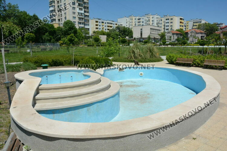 Хасковлия: Младежи чупят лампи, пейки и съоръжения в парка зад ДНА