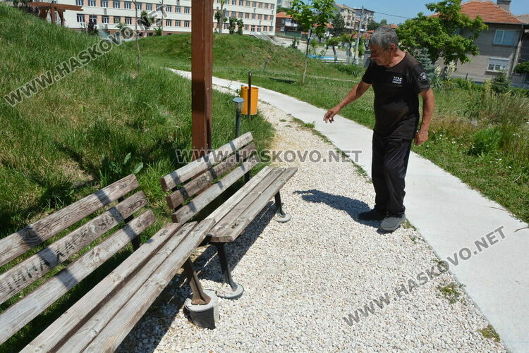Хасковлия: Младежи чупят лампи, пейки и съоръжения в парка зад ДНА