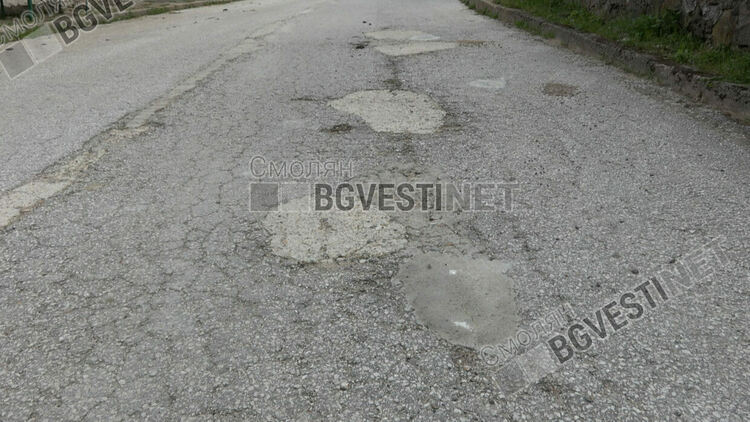 Жителите на смолянското село Сивино сами ремонтираха 6 км път