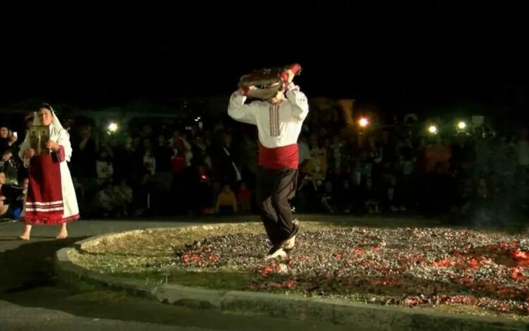 Нестинарите изпълниха ритуалните си танци с иконите