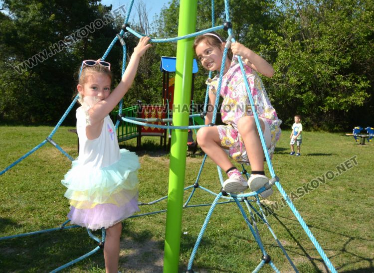 „Инър уил“ Хасково обособи детски кът на „Ямача“ с поставяне на нови съоръжения