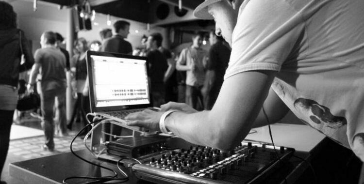 Келвин Харис обвинен в плагиатство от песен на Chicane