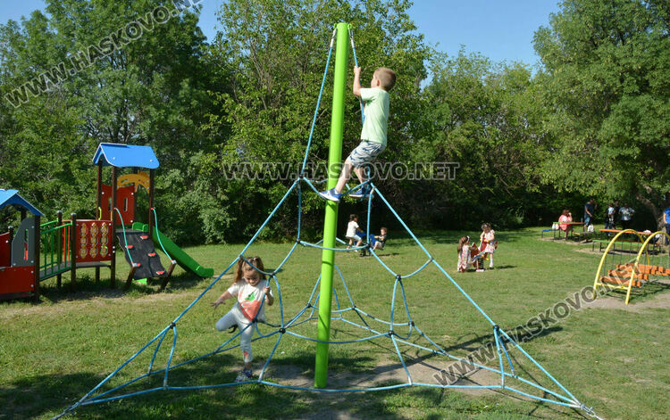 „Инър уил“ Хасково обособи детски кът на „Ямача“ с поставяне на нови съоръжения