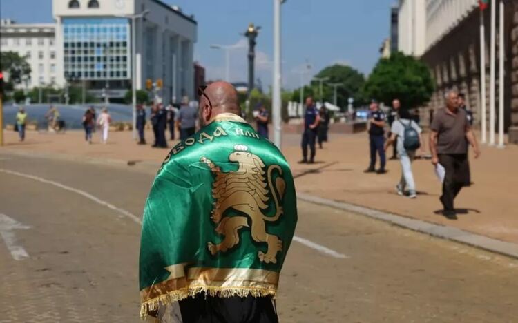 Бранителите на лева се заканват да пречат да влизането на България в еврозоната „до дупка“. Възможно ли е грешни ходове на проевропейската ни опозиция да им помогнат....