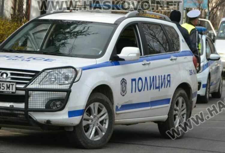 Мъж опита да задигне шоколадови изделия от хипермаркет в Хасково, друг открадна телефон