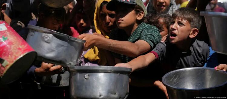 Раздаване на храна в Хан Юнис, ивицата Газа
