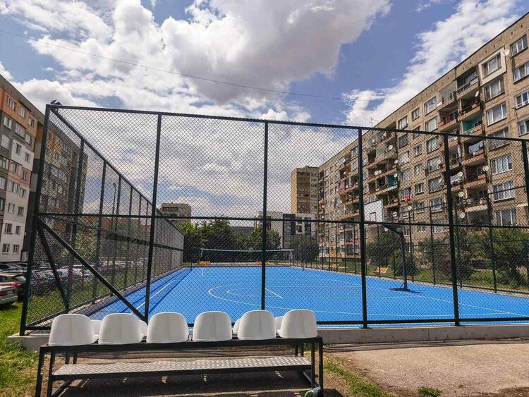 Комбинирано спортно игрище за волейбол и баскетбол и площадка за свободно разхождане на домашни кучета са изградени на ул. „Младен Стоянов“ 