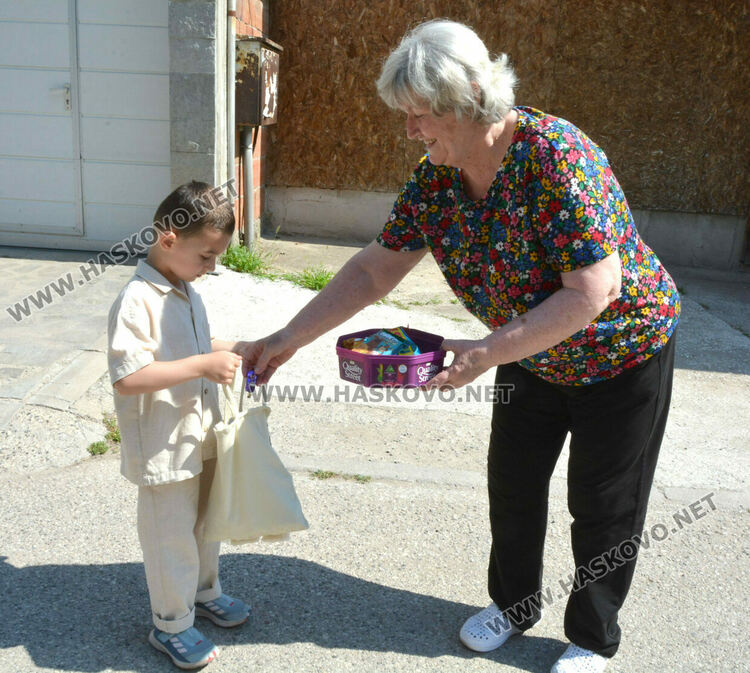 Децата от кв. „Каменни“ получиха бонбони за денят Арифе
