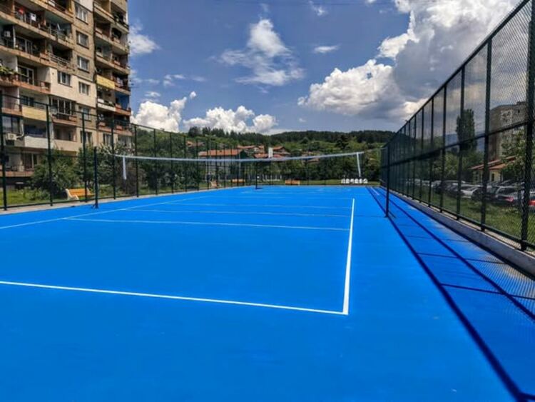 Комбинирано спортно игрище за волейбол и баскетбол и площадка за свободно разхождане на домашни кучета са изградени на ул. „Младен Стоянов“ 