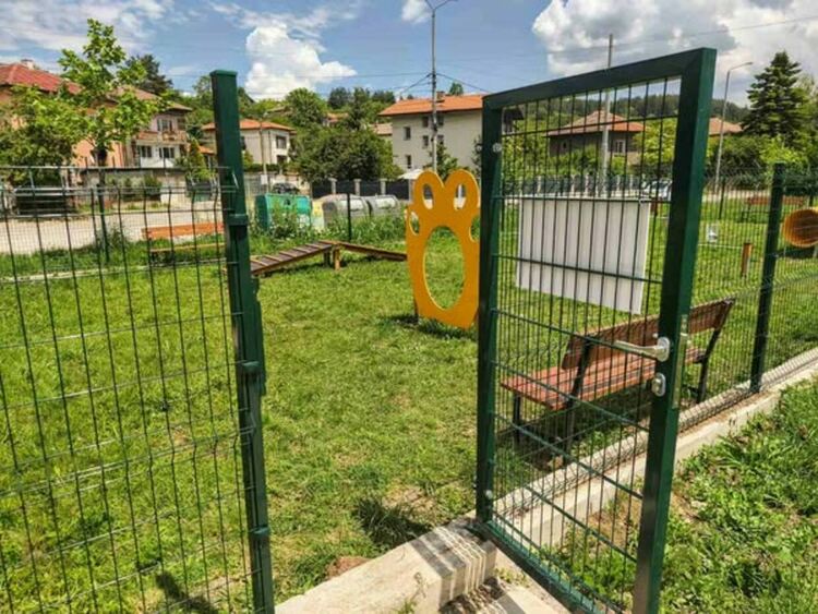 Комбинирано спортно игрище за волейбол и баскетбол и площадка за свободно разхождане на домашни кучета са изградени на ул. „Младен Стоянов“ 